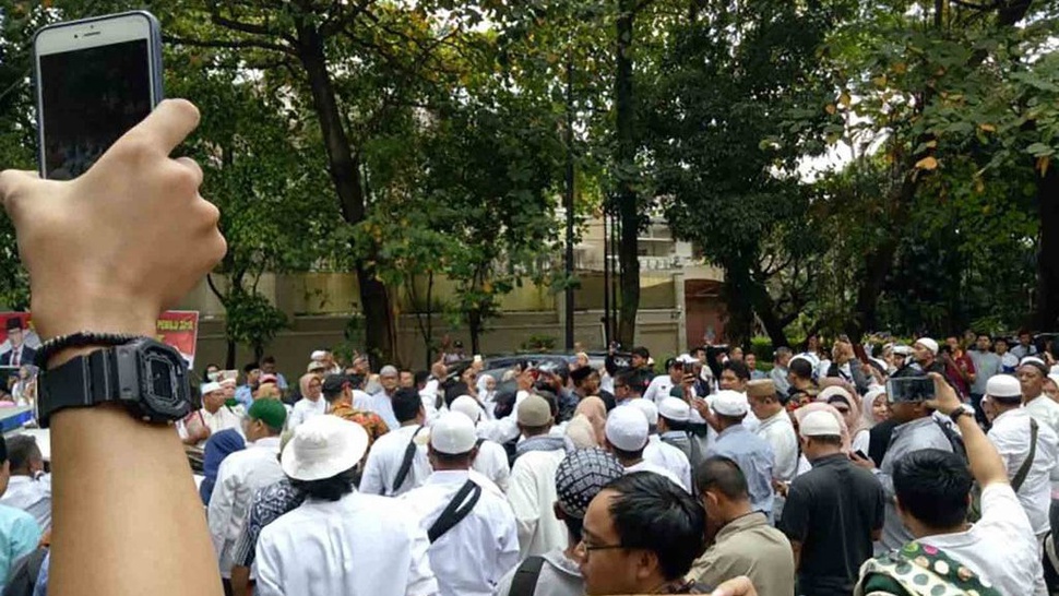 Massa Mulai Berdatangan ke Kediaman Prabowo di Kertanegara