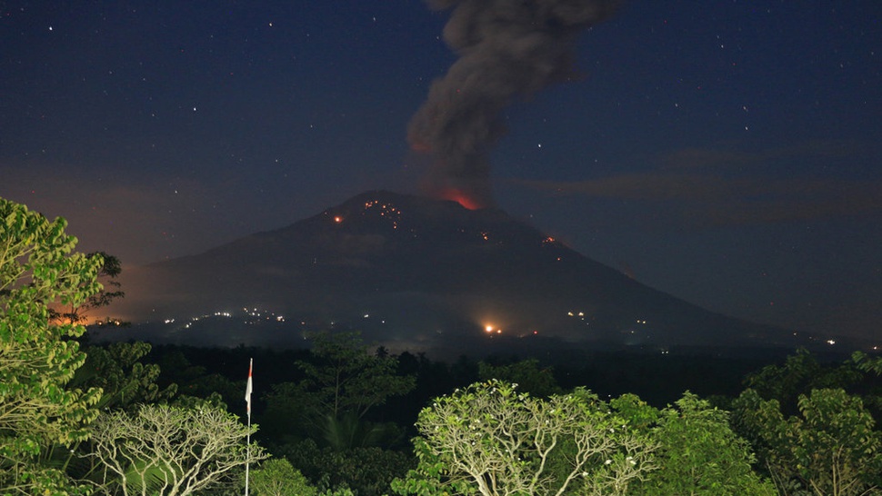Gunung Agung Erupsi, Penerbangan Dari & Ke Bandara Bali Dibatalkan