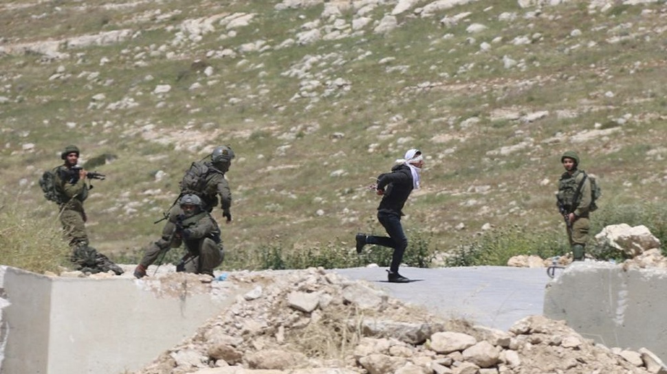 Tentara Israel Tembak Remaja Palestina yang Diborgol