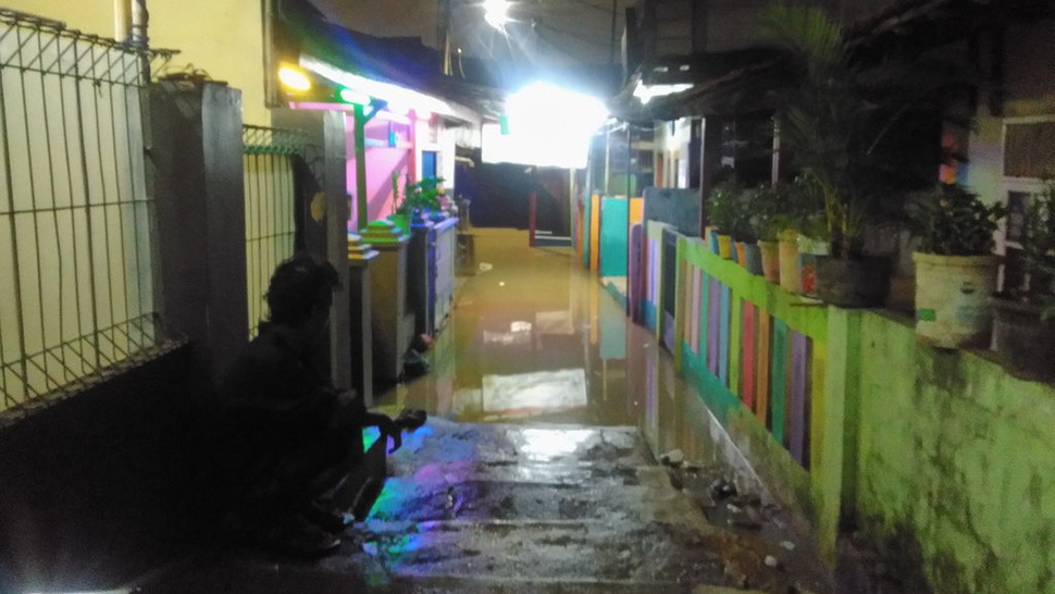 Banjir Jakarta: Warga Cililitan Berjaga Sambil Memancing