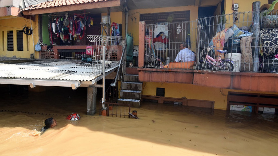 Warga Mengungsi di Sepanjang Jalan Cililitan Akibat Banjir
