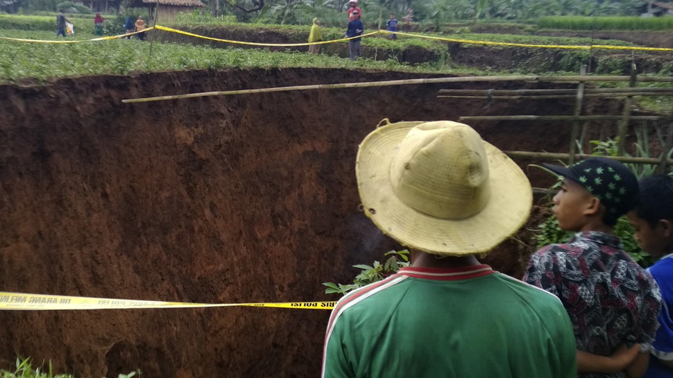Lubang Besar di Sukabumi Diduga Akibat Aktivitas Sungai Bawah Tanah