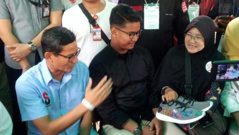 Sandiaga Berikan Sepatu Miliknya ke Seorang Relawan di Lampung