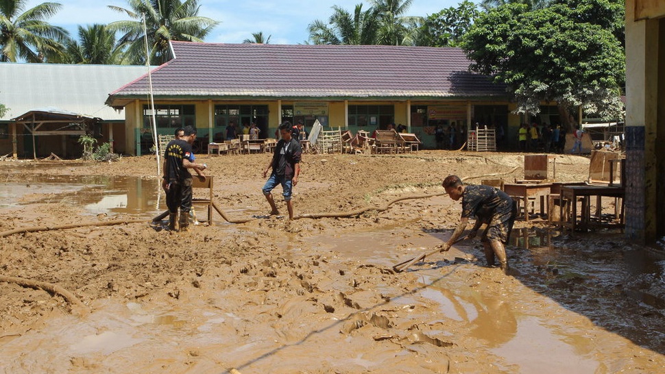 2019/05/01/bersih-sekolah-pasca-banjir-bengkulu--antarafoto.jpg