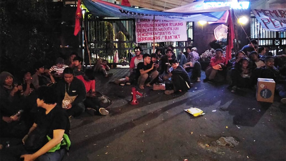 Demo 5 Hari, KANPMI Sahur Bersama di Depan Gedung Kemenristekdikti