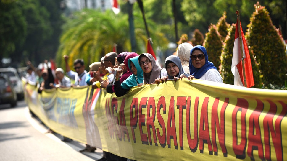 Pendukung Prabowo-Sandi Membentangkan Spanduk di Depan KPU