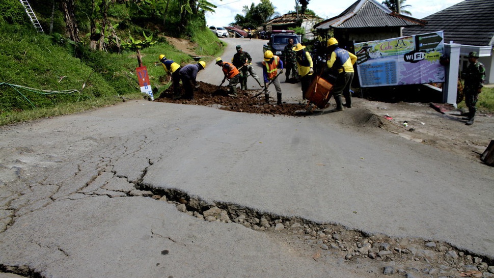 Jokowi Siapkan Rp15 T untuk Perbaikan Jalan Daerah pada 2024