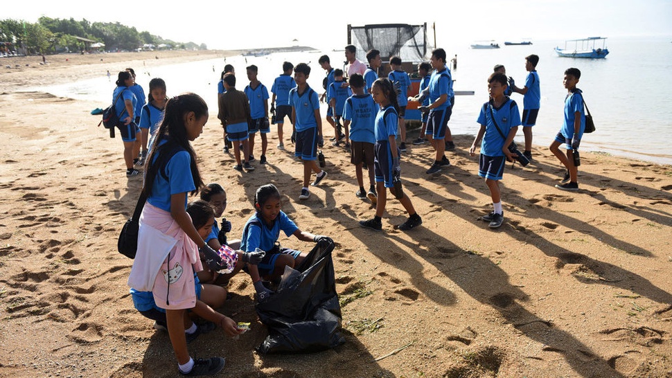 2019/05/10/bersi-bersih-pantai-tirto-mico-1.jpg