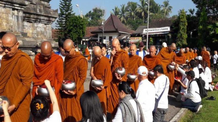 Jelang Waisak, Ratusan Biksu Ritual Pindapata di Candi Mendut