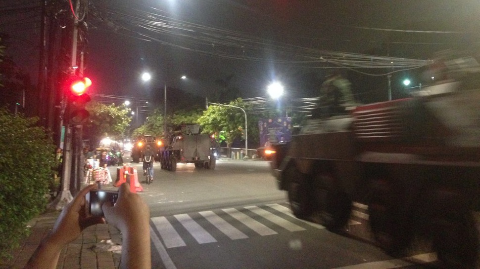 Kendaraan Tempur TNI AL Keliling di Sekitar KPU pada 20 Mei Malam
