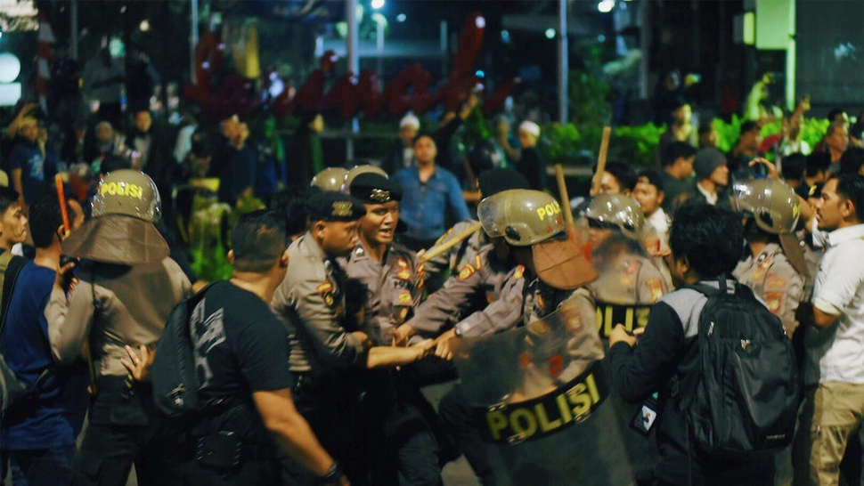 Massa Aksi 22 Mei Serang Balik Polisi dengan Batu dan Petasan