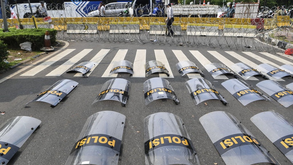 Polisi Pasang Kawat Berduri Jelang Penetapan Presiden & Wapres