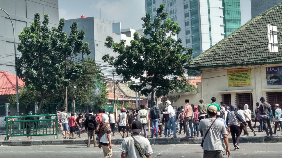 Massa Aksi 22 Mei Bentrok dengan Polisi di Jati Baru