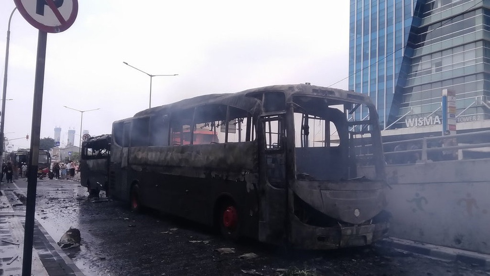 Dua Bus Polisi yang Berjaga di Slipi Dibakar Massa Aksi 22 Mei