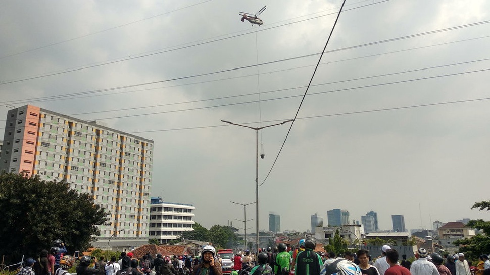 Helikopter Sirami Massa Aksi 22 Mei dengan Air Kali Ciliwung