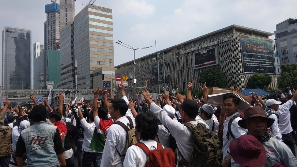 Massa 22 Mei Serukan Nama Prabowo di Depan Kantor Bawaslu