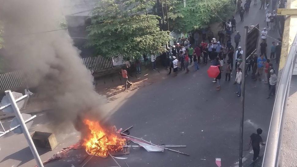 Massa Aksi 22 Mei di Slipi Desak Polisi Buka Blokade Menuju Bawaslu