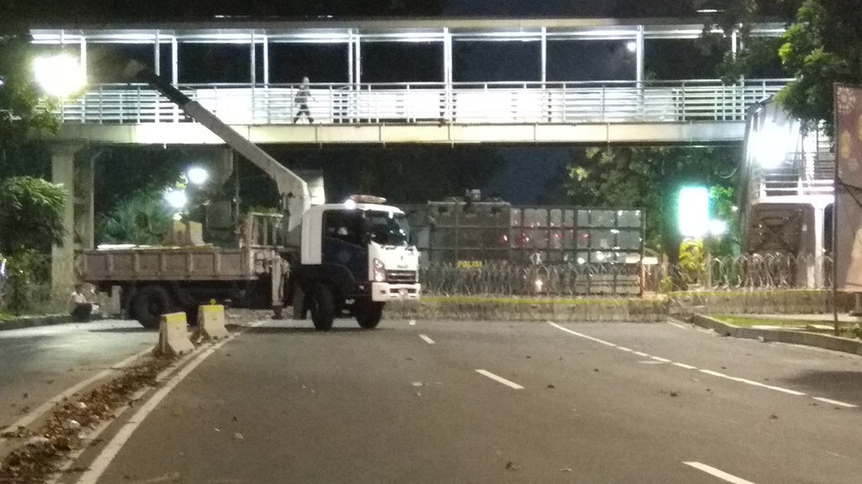 Polisi Tutup Jalan Medan Merdeka Barat