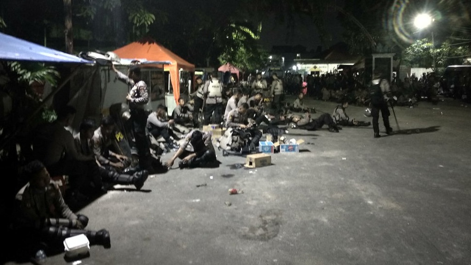 Massa di Petamburan Blokade Jalan dengan Membakar Kayu & Sampah