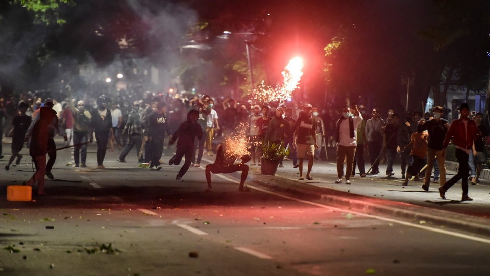 Massa Aksi 22 Mei Serang Balik Polisi dengan Batu dan Petasan