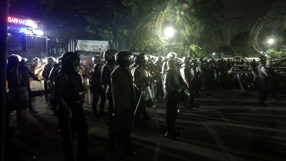 Polisi dan Massa Mulai Bentrok di Petamburan