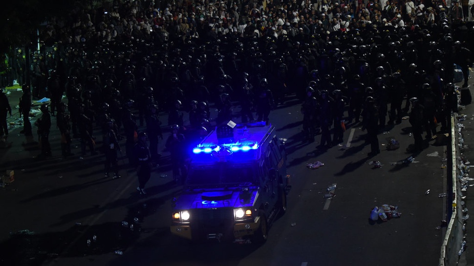 Massa Menerabas Kawat, Menembaki Polisi & Wartawan dengan Petasan