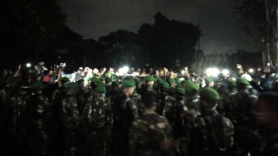 TNI Membantu Meredam Situasi di Slipi