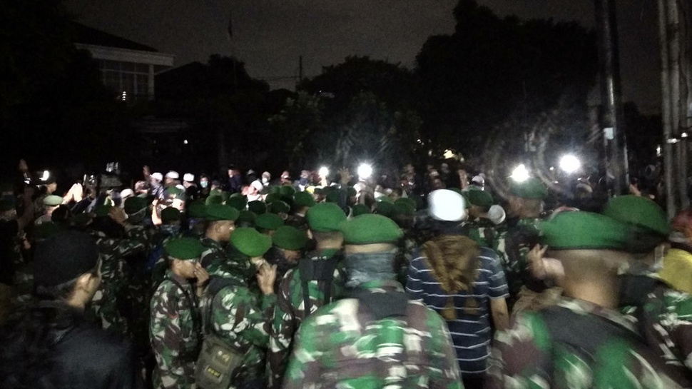 Aksi 22 Mei 2019: Personel TNI Tenangkan Massa di Petamburan