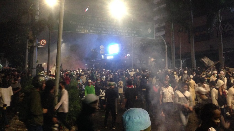Sejumlah Massa Aksi Berlindung di Rumah Aspirasi Prabowo-Sandi