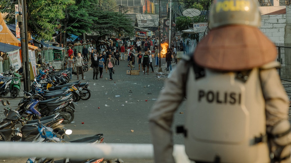 Yang Dilanggar Polisi Saat Mengintimidasi Petugas Kemanusiaan