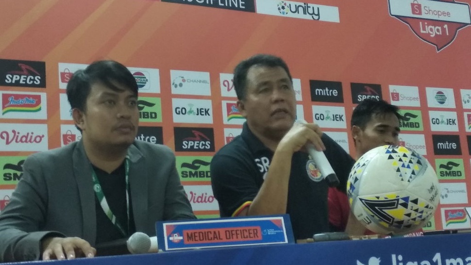 Pelatih Semen Padang Hormati Keputusan Wasit Beri Penalti ke PSS