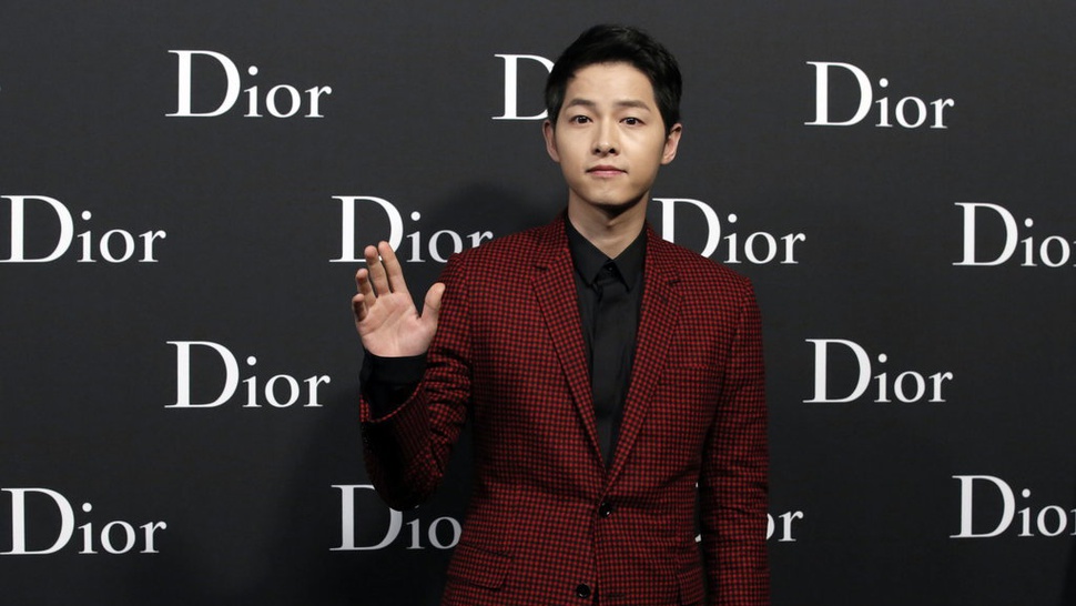 Song Joong Ki Mempertimbangkan Peran untuk Film Thriller 