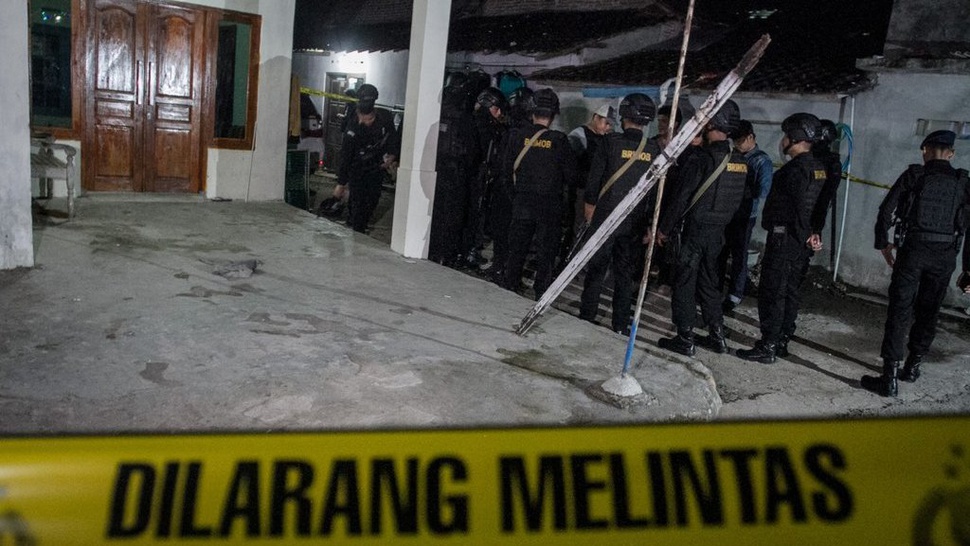 Polisi Geledah Rumah Terduga Pelaku Bom di Kartasura