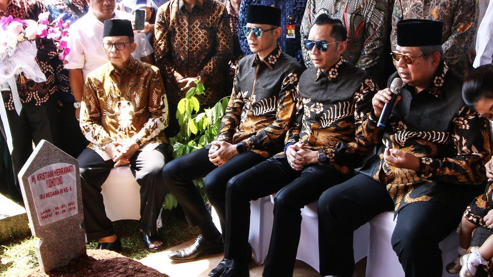 SBY Ziarah ke TMP Kalibata Kenakan Batik Kesukaan Ani Yudhoyono