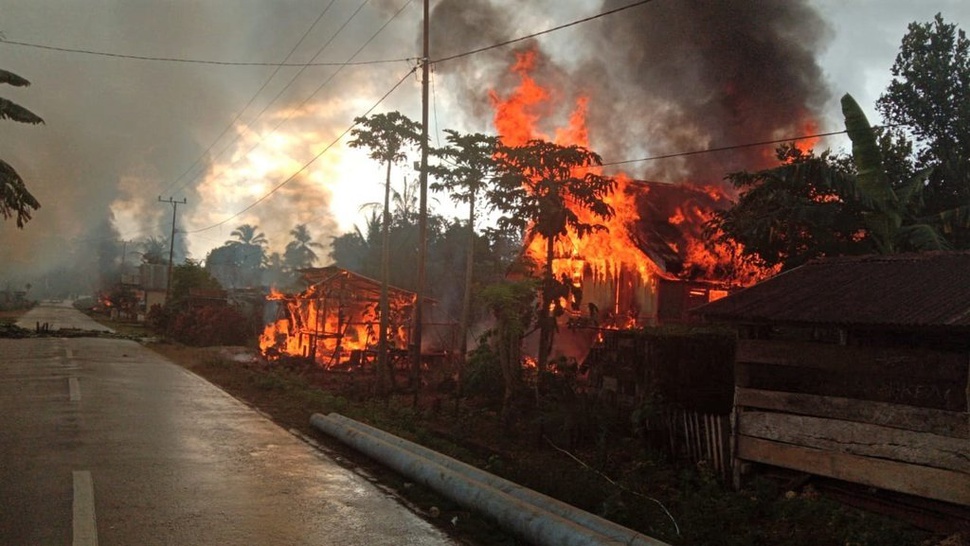 Bentrok Antarwarga di Buton: 2 Meninggal, 8 Luka, 87 Rumah Terbakar