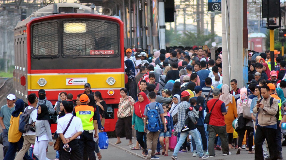 Cerita Pengguna KRL Bogor-Jakarta Usai Anies Sebut Potensi COVID-19