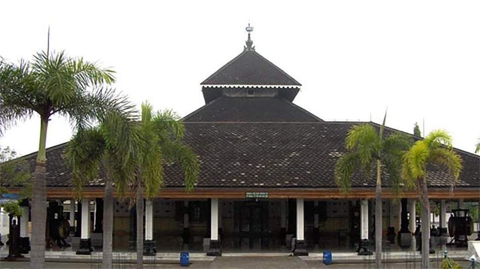 Ratusan Tahun Sejarah Masjid Beratap Segitiga di Jawa