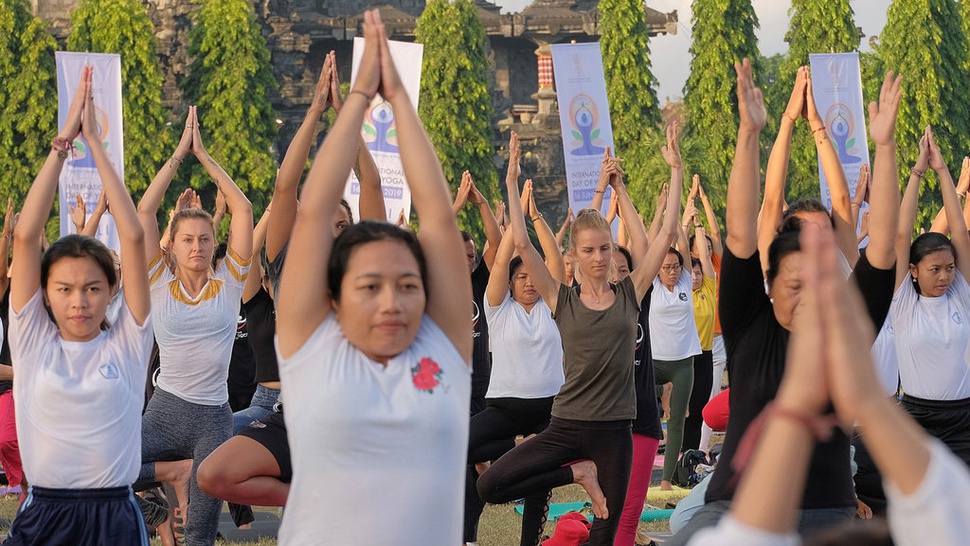 Hari Yoga Internasional 2023: 5 Gerakan Yoga Sederhana & Manfaat