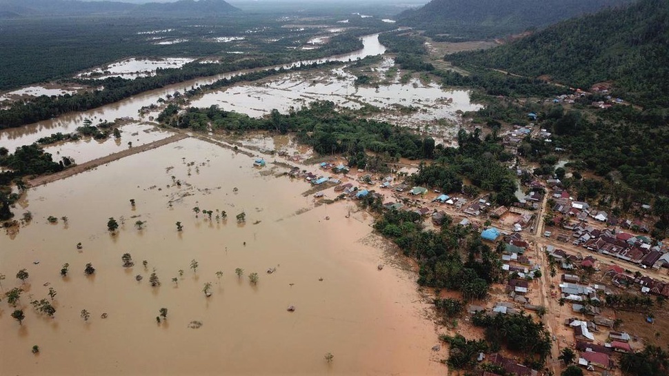 DPR RI Beri Bantuan ke Korban Banjir Konawe Rp4,2 Miliar