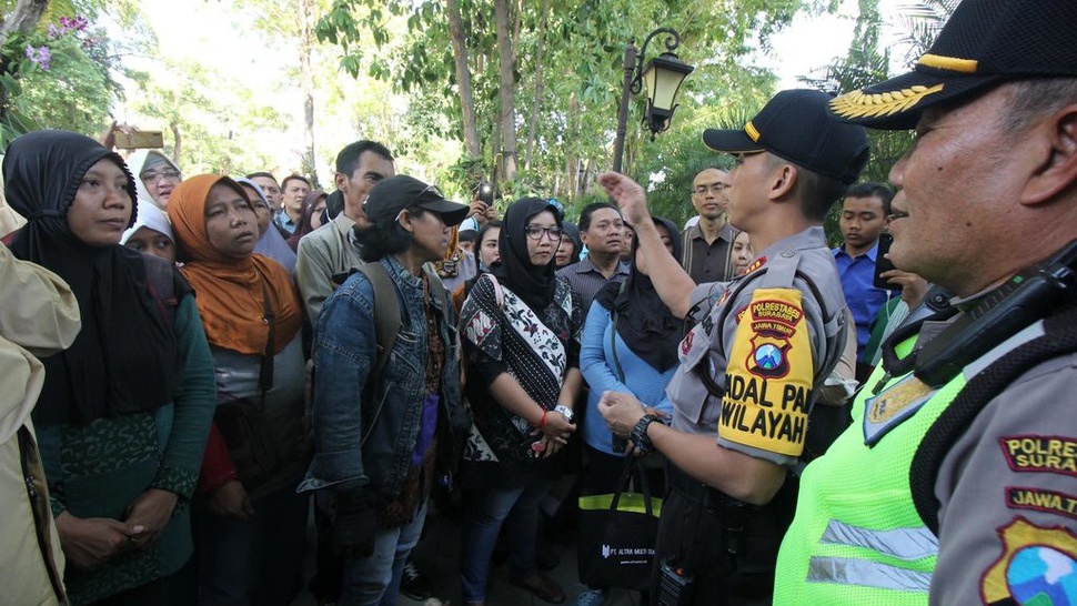 PPDB Jalur Zonasi Diprotes Ratusan Wali Murid di Surabaya