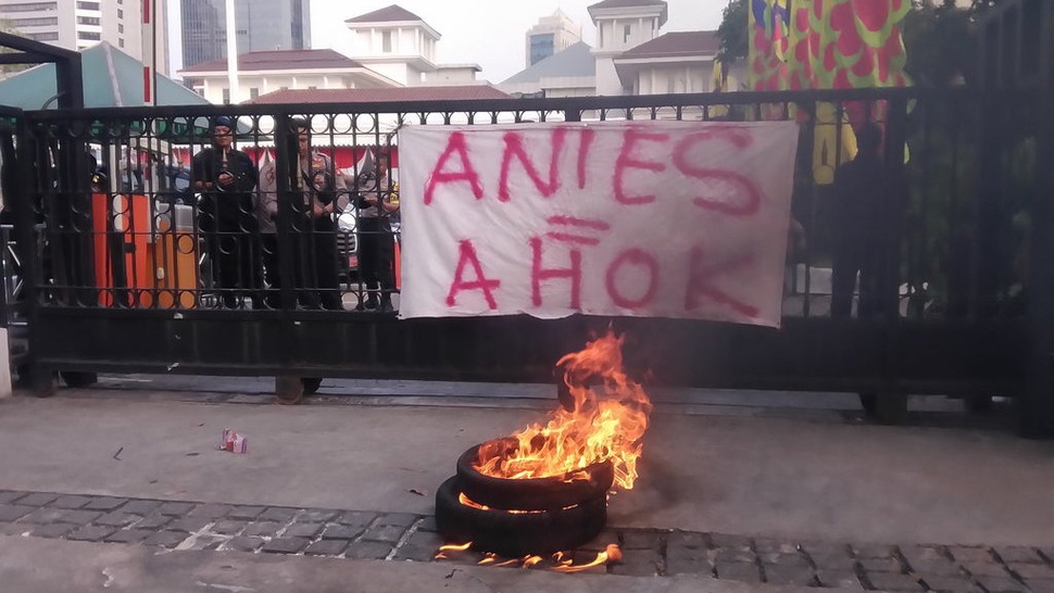 Protes Anies Soal IMB Reklamasi, Pendemo Bakar Ban Depan Balkot DKI