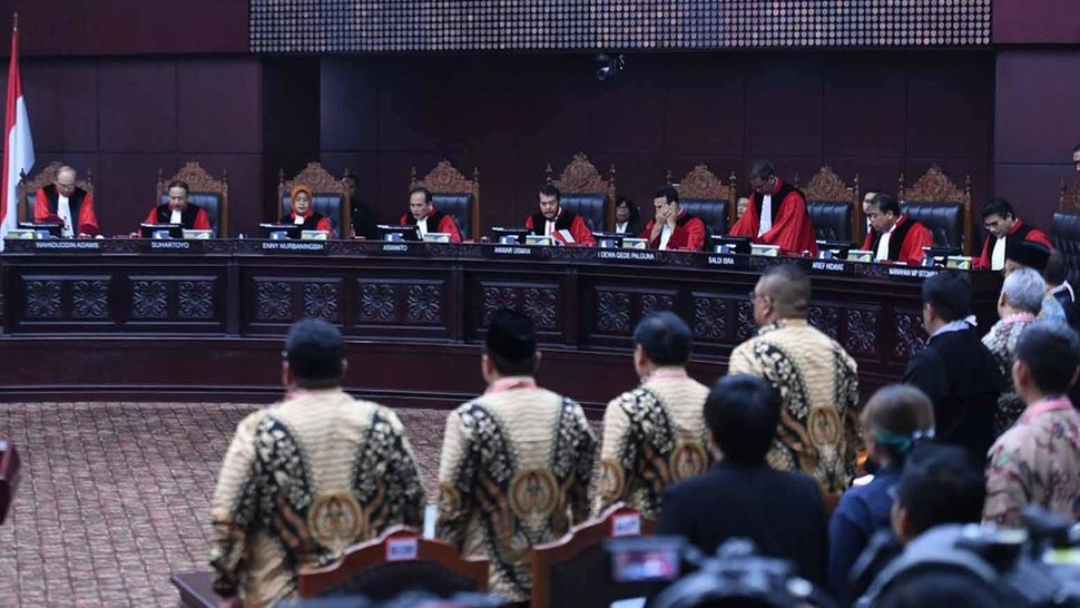 Hasil Sidang MK: Hakim Tolak Dalil 02 soal Politik Uang Pakai APBN