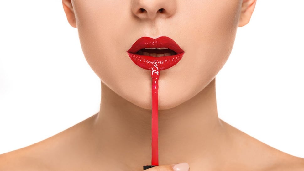 4 Cara Memakai Lipstik yang Benar Agar Lebih Tahan Lama