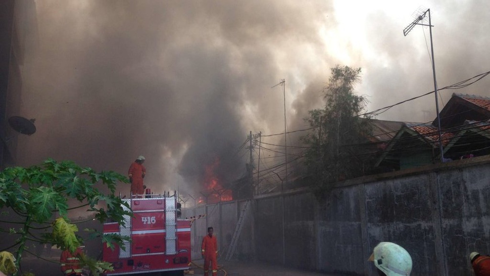 Setelah 4 Jam, Kebakaran Pemukiman Tebet Berhasil Dipadamkan