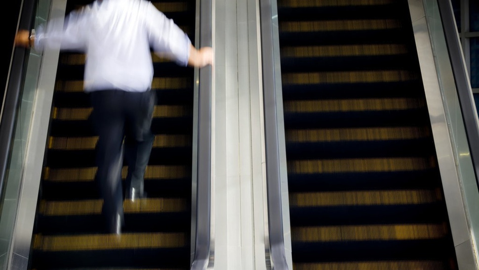 Berhentilah Berjalan di Eskalator