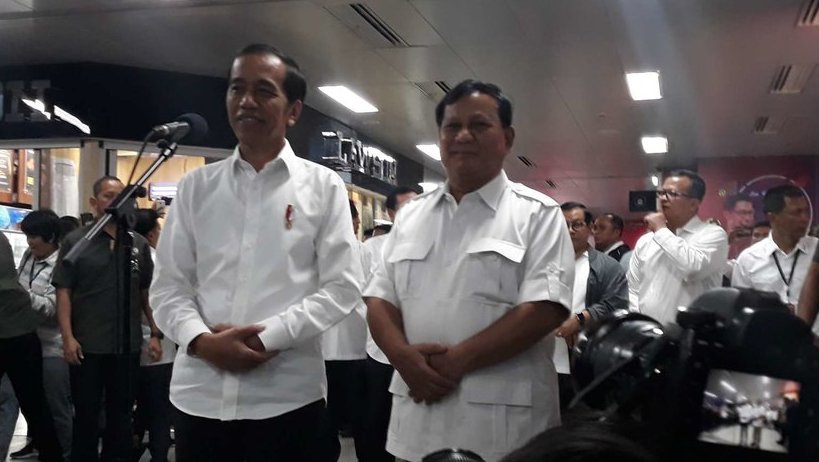 Jokowi-Prabowo Kompak Pakai Baju Putih Turun di Stasiun MRT Senayan