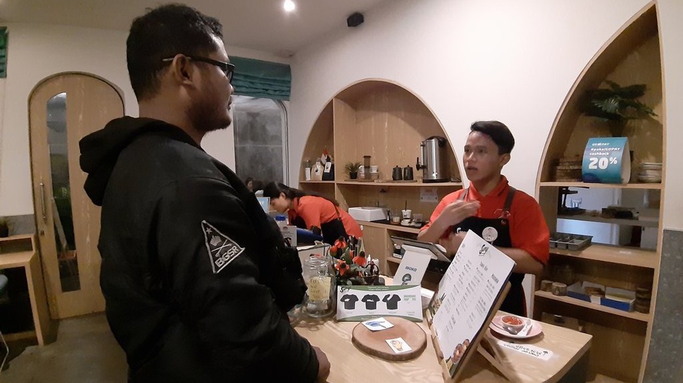 Meski Ramai Pengunjung, Tak Ada Riuh Rendah di Kafe Sunyi
