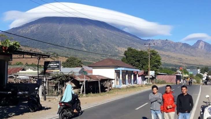 Viral Fenomena 'Topi Awan' & Fakta Sejarah Erupsi Gunung Rinjani