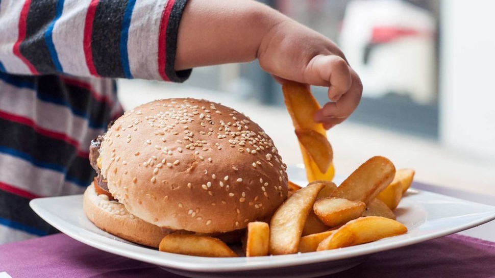 Atasi Obesitas Anak dengan Ganti Jenis Makanan Bukan Kurangi Porsi