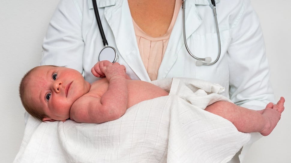 Ketahui 7 Tips Merawat Bayi Saat Demam, Kompres dengan Air Hangat